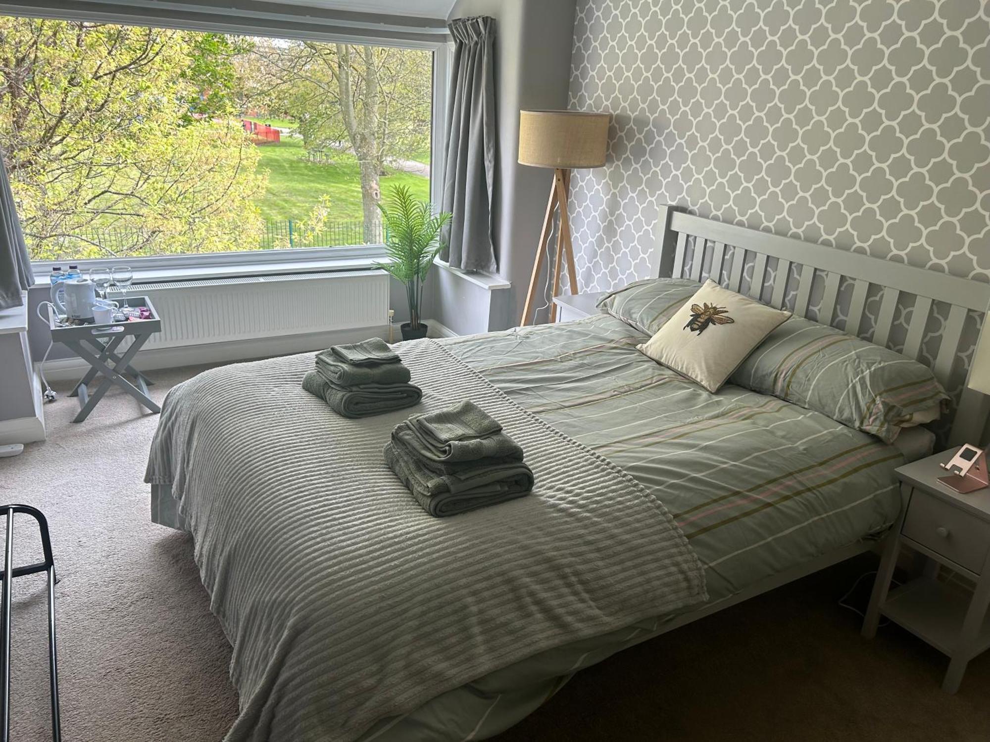Lovely, Large Double Bedroom With Park View In Home Hazel Grove ภายนอก รูปภาพ