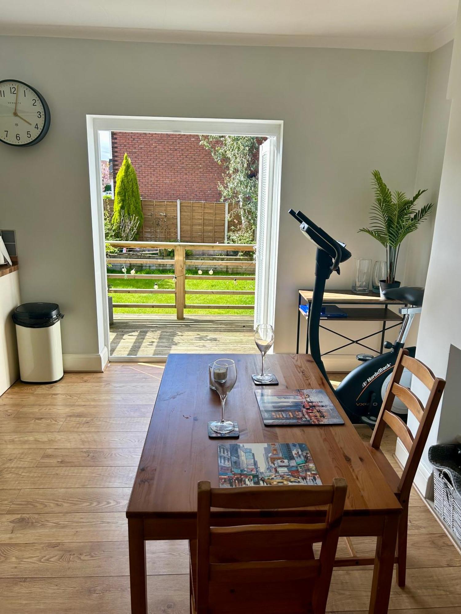 Lovely, Large Double Bedroom With Park View In Home Hazel Grove ภายนอก รูปภาพ
