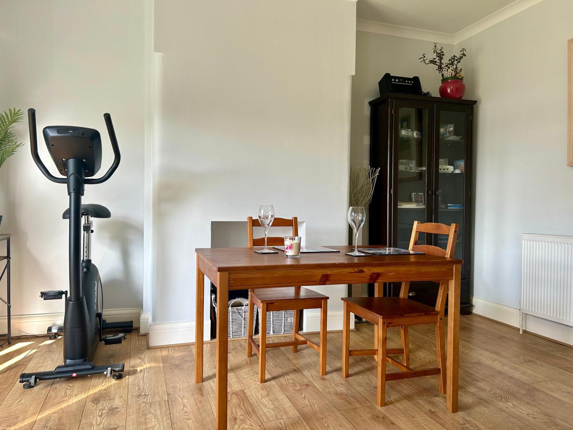 Lovely, Large Double Bedroom With Park View In Home Hazel Grove ภายนอก รูปภาพ